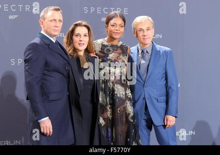 Berlino, Germania. 28 ott 2015. (L-r) Daniel Craig, american film di produttori Barbara Broccoli, Naomie Harris e Christoph Waltz alla Premiere del nuovo film di James Bond film 'pectre" presso le Sale del Cinestar Sonycenter a Berlino, Germania. In ottobre 287th, 2015./picture alliance Credit: dpa picture alliance/Alamy Live News Foto Stock