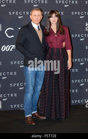 Berlino, Germania. 28 ott 2015. Daniel Craig e Monica Bellucci al Photocall per 'James Bond 007 - Lo spettro di Roma, 27.10.2015/picture alliance Credit: dpa picture alliance/Alamy Live News Foto Stock