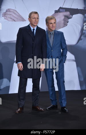 Berlino, Germania. 28 ott 2015. (L-r) Daniel Craig e Christoph Waltz alla Premiere del nuovo film di James Bond film 'pectre" presso le Sale del Cinestar Sonycenter a Berlino, Germania. In ottobre 287th, 2015./picture alliance Credit: dpa picture alliance/Alamy Live News Foto Stock