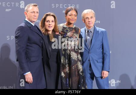 Berlino, Germania. 28 ott 2015. (L-r) Daniel Craig, american film di produttori Barbara Broccoli, Naomie Harris e Christoph Waltz alla Premiere del nuovo film di James Bond film 'pectre" presso le Sale del Cinestar Sonycenter a Berlino, Germania. In ottobre 287th, 2015./picture alliance Credit: dpa picture alliance/Alamy Live News Foto Stock