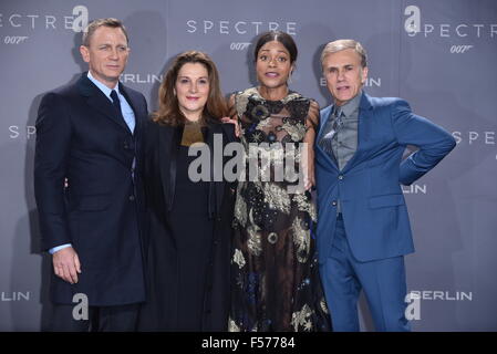 Berlino, Germania. 28 ott 2015. (L-r) Daniel Craig, american film di produttori Barbara Broccoli, Naomie Harris e Christoph Waltz alla Premiere del nuovo film di James Bond film 'pectre" presso le Sale del Cinestar Sonycenter a Berlino, Germania. In ottobre 287th, 2015./picture alliance Credit: dpa picture alliance/Alamy Live News Foto Stock