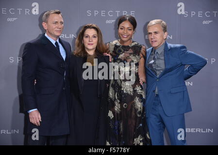 Berlino, Germania. 28 ott 2015. (L-r) Daniel Craig, american film di produttori Barbara Broccoli, Naomie Harris e Christoph Waltz alla Premiere del nuovo film di James Bond film 'pectre" presso le Sale del Cinestar Sonycenter a Berlino, Germania. In ottobre 287th, 2015./picture alliance Credit: dpa picture alliance/Alamy Live News Foto Stock