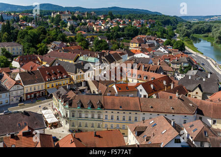 Vista sulla città di Melk, Austria inferiore, dalla terrazza dell'Abbazia di Melk. Foto Stock