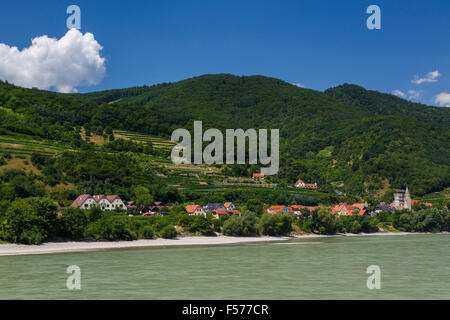 Villaggio sulle rive del fiume Danubio nei pressi di Durnstein, valle di Wachau, Austria inferiore. Foto Stock