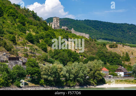 I ruderi del castello del XIII secolo Hinterhaus si affacciano sulla città di Spitz in valle di Wachau, Austria. Foto Stock