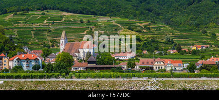 La Chiesa Parrocchiale nel cuore della città di Spitz accanto al fiume Danubio nella valle di Wachau, Austria. Foto Stock