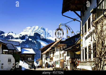 GRUYERES, Svizzera - 03 Marzo 2015: vista della strada principale del villaggio svizzero Gruyeres, Svizzera . La città e la regione Foto Stock