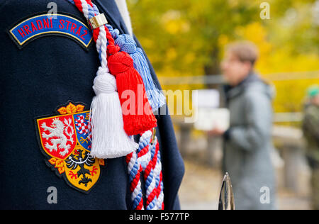 Soldato di guardia del castello, il Castello di Praga,Repubblica Ceca, Ottobre 28th, 2015 Credit: Vaclav Mach/Alamy Live News Foto Stock