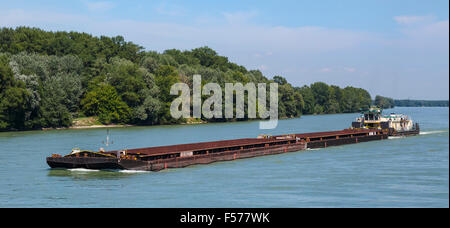 Una chiatta di lavoro viaggiando lungo il Fiume Danubio appena fuori Vienna, Austria. Foto Stock