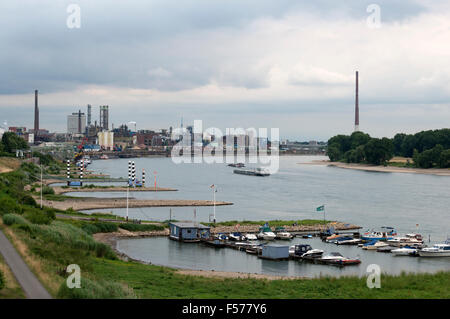 Marina accanto al fiume Reno Leverkusen Germania Foto Stock