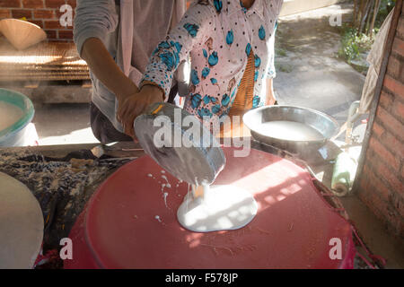 Sau Hoai del riso a base di noodle fabbrica , Can Tho, Delta del Mekong, popolare con gite turistiche per vedere il riso tagliatelle fatte,Vietnam Foto Stock