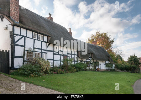 Cottage con il tetto di paglia in barca Lane, Welford on Avon, Warwickshire Foto Stock