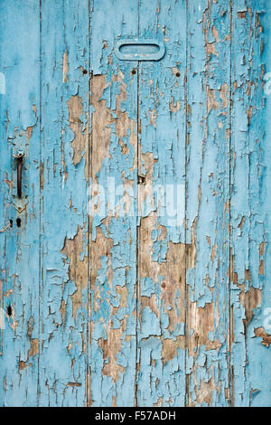 Il vecchio dipinto di blu porta in legno con peeling texture di vernice Foto Stock