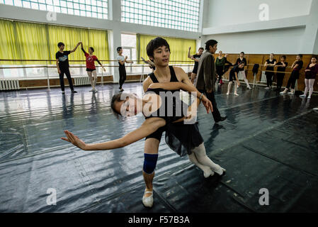 Gli studenti al secondo anno di istruzione pratica in classe con il maestro Adenov Meris Askarbekovich a Bishkek scuola coreografica di Bazarbaev, Bishkek, Kirghizistan Foto Stock