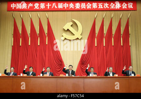 (151029) -- PECHINO, Ott. 29, 2015 (Xinhua) -- Top Partito Comunista della Cina (CPC) e capi di stato Xi Jinping (C), LI Keqiang (terza R), Zhang Dejiang (3 L), Yu Zhengsheng (2R), Liu Yunshan (2 L), Wang Qishan (R) e Zhang Jaili (L) partecipare alla quinta sessione plenaria del XVIII CPC Comitato Centrale, a Pechino, capitale della Cina. La riunione si è svolta dal 26 Ottobre al 29 a Pechino. (Xinhua/Lan Hongguang) (dyhqwl) Foto Stock