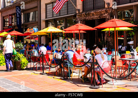 Persone mangiare all'aperto nei mesi estivi sul Nicolet Mall in Downtown Minneapolis MN Foto Stock