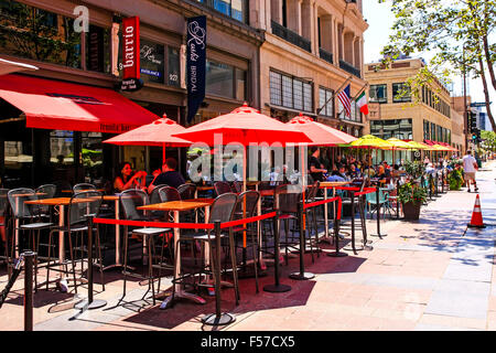 Persone mangiare all'aperto nei mesi estivi sul Nicolet Mall in Downtown Minneapolis MN Foto Stock