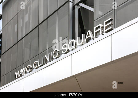 La Mayo Clinic edificio parete overhead segno nel centro di Minneapolis Foto Stock