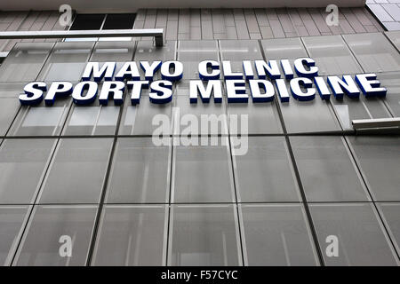 La Mayo Clinic edificio parete overhead segno nel centro di Minneapolis Foto Stock