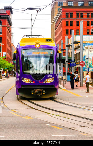 Moderno tram nel centro di Minneapolis Città Foto Stock