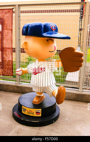 Charlie Brown nel suo Minnesota Twins baseball uniforme al di fuori del campo di destinazione in Minneapolis MN Foto Stock