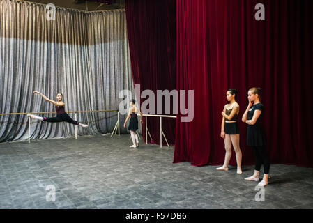 Danza ballerine durante le prove di il valzer dei fiori, la parte dello schiaccianoci, balletto segnati da Pyotr Tchaikovsky, a Bishkek scuola coreografica di Bazarbaev, Bishkek, Kirghizistan Foto Stock