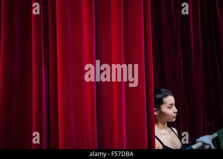 Ritratto di ballerina durante le prove di il valzer dei fiori, la parte dello schiaccianoci, balletto segnati da Pyotr Tchaikovsky, a Bishkek scuola coreografica di Bazarbaev, Bishkek, Kirghizistan Foto Stock