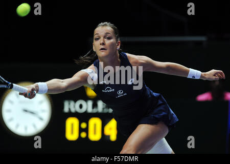 Singapore. 29 ott 2015. Agnieszka RADWANSKA di Polonia compete durante la sua partita contro Simona Helep di Romania presso il WTA finali del torneo di tennis in Singapore, il Ott 29, 2015. Radwanska ha vinto 2-0. Credito: Quindi Chih Wey/Xinhua/Alamy Live News Foto Stock