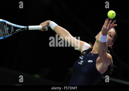 Singapore. 29 ott 2015. Agnieszka RADWANSKA di Polonia serve durante la sua partita contro Simona Helep di Romania presso il WTA finali del torneo di tennis in Singapore, il Ott 29, 2015. Radwanska ha vinto 2-0. Credito: Quindi Chih Wey/Xinhua/Alamy Live News Foto Stock