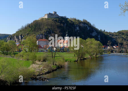 La città con la chiesa e le rovine del castello di dal fiume Naab, Kallmünz, Alto Palatinato, Baviera, Germania Foto Stock