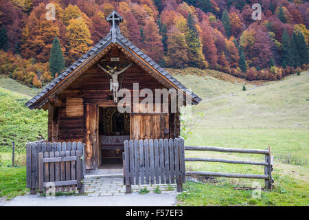 Almkapelle in legno nella parte anteriore della foresta autunnale, Eng-Alm, Hinterriss, Karwendel, Tirolo, Austria Foto Stock