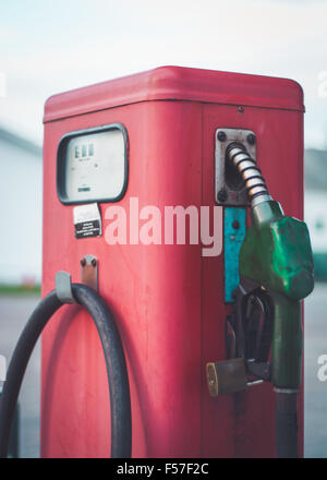 Pompe di benzina classiche americana vintage rosse di un'altra epoca, fuori da una vecchia stazione di rifornimento. Foto Stock