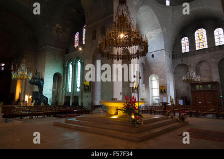 Altare con candelabri all interno della cattedrale di Saint anteriore in Perigueux Francia Foto Stock