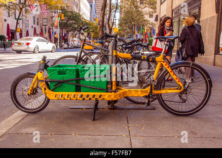 Corriere pacchi spingere bike, Manhattan New York City , Stati Uniti d'America. Foto Stock