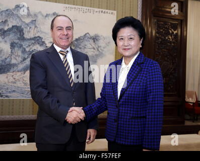 (151029) -- PECHINO, Ott. 29, 2015 (Xinhua) -- Chinese Vice Premier Liu Yandong (R) incontra israeliano con il Vice Primo Ministro Silvan Shalom a Pechino Capitale della Cina, Ottobre 29, 2015. (Xinhua/Ju Peng) (dyhqwl) Foto Stock