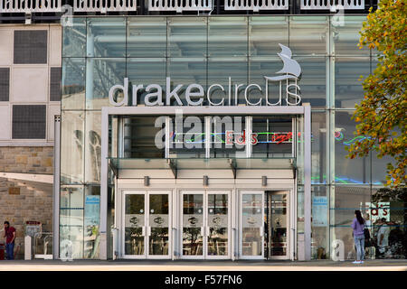 Grande vetro della porta d'ingresso alla popolare Drake Circus Shopping Centre in Plymouth, Devon, Inghilterra Foto Stock