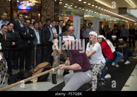 Canary Wharf, Londra, Regno Unito. 29 ottobre, 2015. La British Legion girato Canary Wharf in un campo di battaglia come team maxus trojan hanno gareggiato in un rimorchiatore di guerra con gli istruttori di militari britannici Fitness. Credito: Keith Larby/Alamy Live News Foto Stock