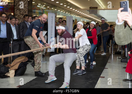 Canary Wharf, Londra, Regno Unito. 29 ottobre, 2015. La British Legion girato Canary Wharf in un campo di battaglia come team maxus trojan hanno gareggiato in un rimorchiatore di guerra con gli istruttori di militari britannici Fitness. Credito: Keith Larby/Alamy Live News Foto Stock