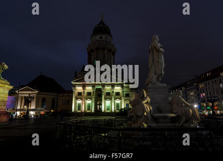 Cattedrale francese e la statua di Friedrich von Schiller sulla Gendarmenmarkt. Il festival annuale di luci 2015 Foto Stock