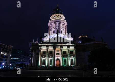 Berlino, Germania - 13 ottobre 2015: Cattedrale tedesca sulla Gendarmenmarkt. Il festival annuale di luci 2015 Foto Stock