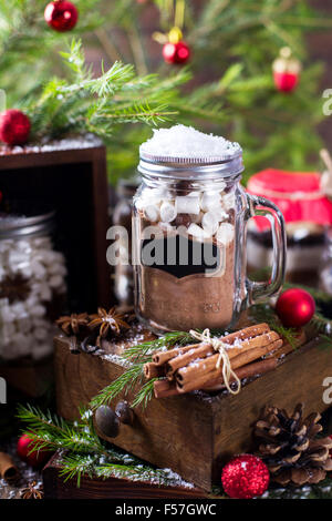 Jar con fatti in casa di polvere per cioccolata calda con decorazioni di Natale Foto Stock