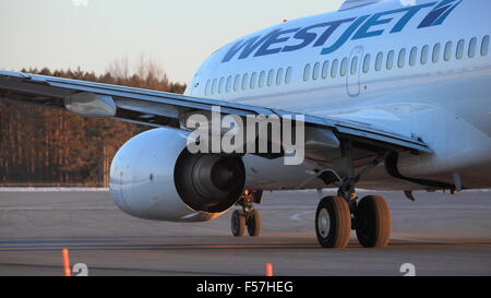 Boeing 737-700 C-GWBT WestJet sulla pista di YOW Ottawa in Canada, 20 Febbraio 2015 Foto Stock