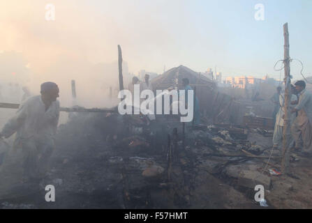 Vista del luogo dopo l eruzione di fuoco in una delle baraccopoli per motivi sconosciuti, situato in Gulistan-e-Jauhar area di Karachi giovedì 29 ottobre, 2015. Almeno cinque persone uccise dal fuoco e molti sono i senza tetto, secondo fonti incendio scoppiato e fagocitato dal rifugio capanna mentre i vigili del fuoco di essere in ritardo per estinguere i. Foto Stock