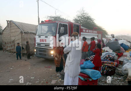 Vista del luogo dopo l eruzione di fuoco in una delle baraccopoli per motivi sconosciuti, situato in Gulistan-e-Jauhar area di Karachi giovedì 29 ottobre, 2015. Almeno cinque persone uccise dal fuoco e molti sono i senza tetto, secondo fonti incendio scoppiato e fagocitato dal rifugio capanna mentre i vigili del fuoco di essere in ritardo per estinguere i. Foto Stock