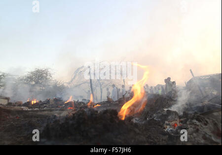 Vista del luogo dopo l eruzione di fuoco in una delle baraccopoli per motivi sconosciuti, situato in Gulistan-e-Jauhar area di Karachi giovedì 29 ottobre, 2015. Almeno cinque persone uccise dal fuoco e molti sono i senza tetto, secondo fonti incendio scoppiato e fagocitato dal rifugio capanna mentre i vigili del fuoco di essere in ritardo per estinguere i. Foto Stock