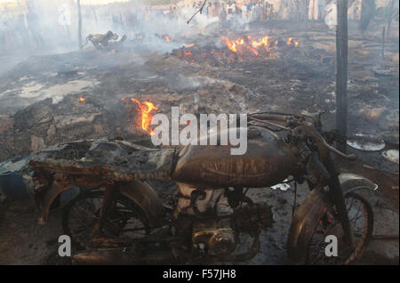 Vista del luogo dopo l eruzione di fuoco in una delle baraccopoli per motivi sconosciuti, situato in Gulistan-e-Jauhar area di Karachi giovedì 29 ottobre, 2015. Almeno cinque persone uccise dal fuoco e molti sono i senza tetto, secondo fonti incendio scoppiato e fagocitato dal rifugio capanna mentre i vigili del fuoco di essere in ritardo per estinguere i. Foto Stock