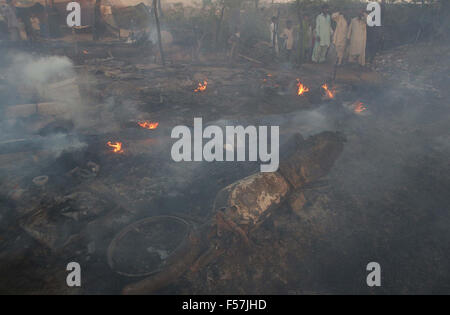 Vista del luogo dopo l eruzione di fuoco in una delle baraccopoli per motivi sconosciuti, situato in Gulistan-e-Jauhar area di Karachi giovedì 29 ottobre, 2015. Almeno cinque persone uccise dal fuoco e molti sono i senza tetto, secondo fonti incendio scoppiato e fagocitato dal rifugio capanna mentre i vigili del fuoco di essere in ritardo per estinguere i. Foto Stock
