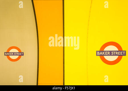 Luminose colorate Pareti dipinte presso la stazione della metropolitana di Baker Street platform Londra Inghilterra Regno unito Gb EU Europe Foto Stock