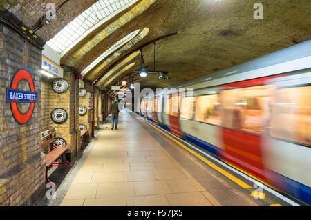 Architettura vittoriana e mattoni a vista presso la stazione della metropolitana di Baker Street platform Londra Inghilterra Regno unito Gb EU Europe Foto Stock