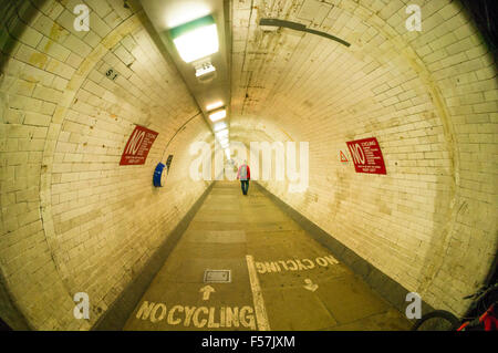 Greenwich foot tunnel che passa sotto il fiume Tamigi che collegano Greenwich e Isle of Dogs Londra Inghilterra GB UK EU Europe Foto Stock